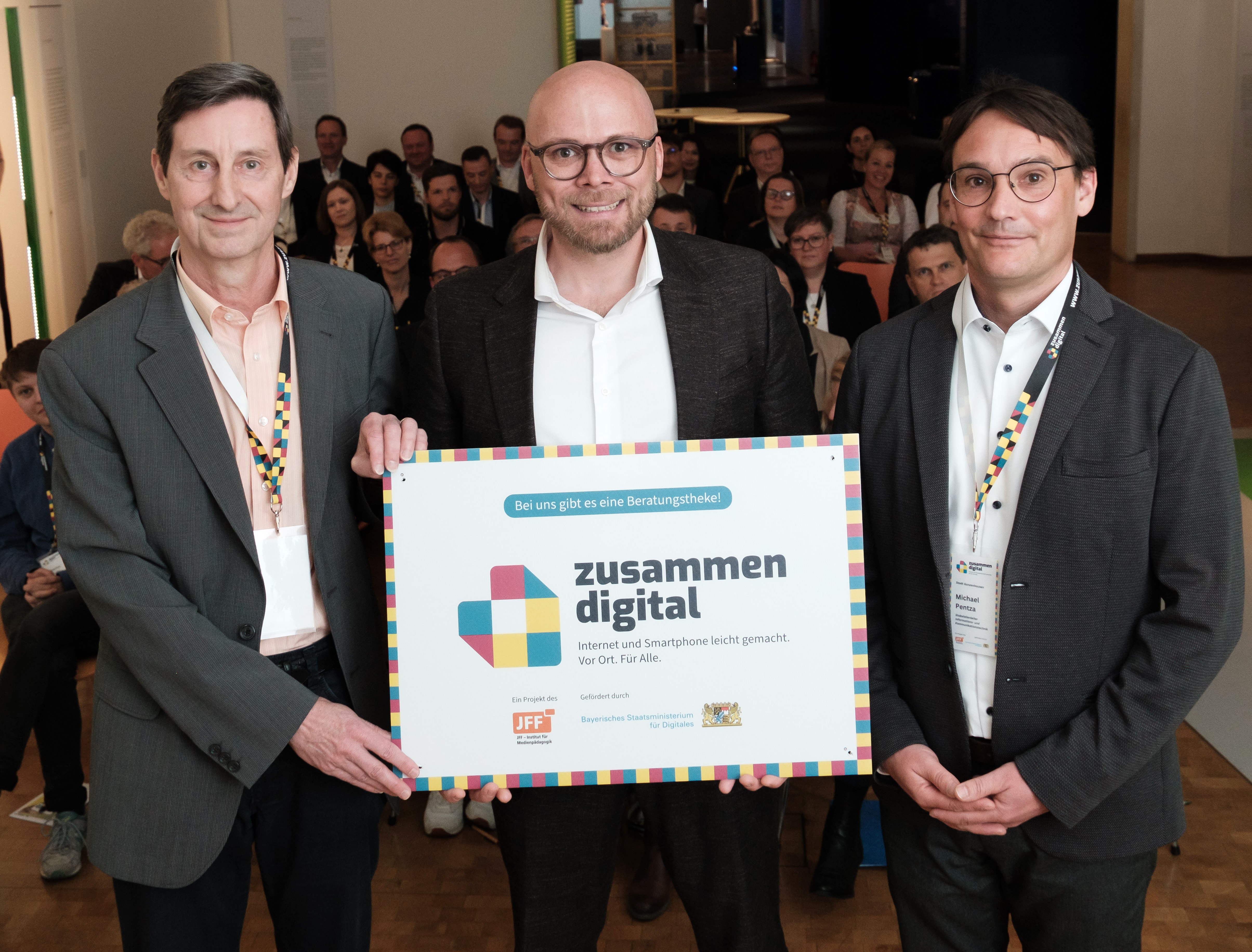 Michael Pentza, Stabsstellenleiter Informations- und Kommunikationstechnik (rechts) und Jürgen Neumeier (links) nahmen aus den Händen des Bayerischen Digitalministers Fabian Mehring die Auszeichnung entgegen.