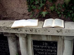 Gebetbuch und Gästebuch