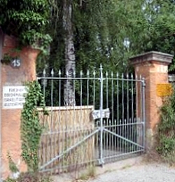 Eingangstor des Friedhofs