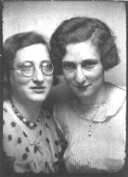 Franziska (Frenzi) links und Lotte Marie Rosenfelder