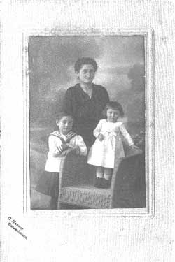 Mina Rosenfelder und ihre T�chter Franziska (links) und Lotte (rechts)