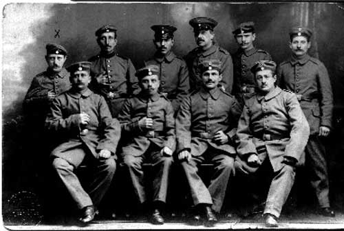 Sigmund Rosenfelder (zweite Reihe links) 1916 als Soldat