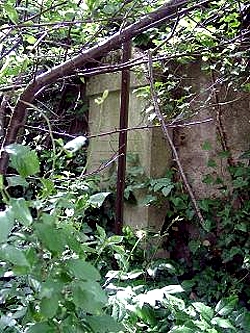 Grabstein an der Friedholfsmauer mit unleserlicher Inschrift