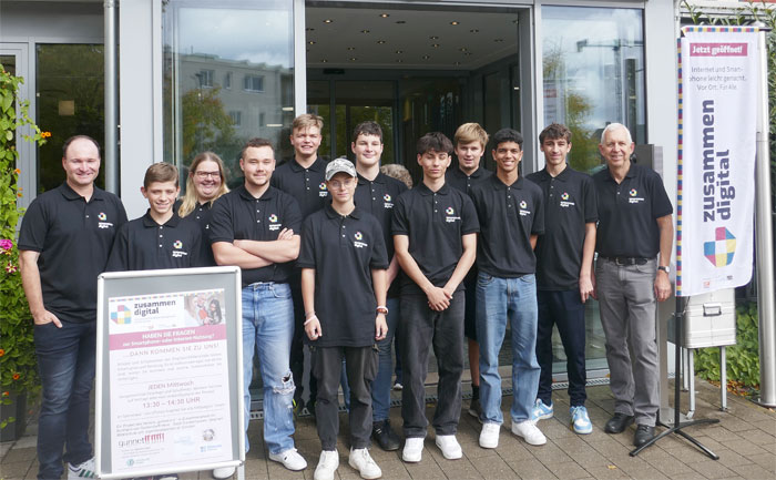 Die Schülerinnen und Schüler mit ihren T-Shirts "zusammen digital" vor dem Seniorenheim