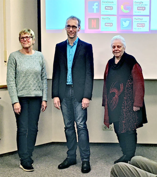 Babett Guthmann (links, Stadt- und Schulbücherei) und Monika Wopperer (gunnet e.V.) dankten Björn Friedrich